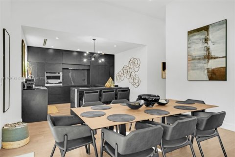 House in Miami, Florida 5 bedrooms, 193.61 sq.m. № 1864497 - photo 17
