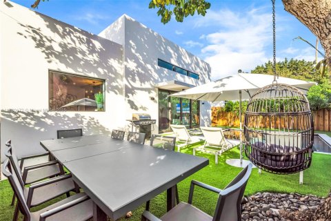 House in Miami, Florida 5 bedrooms, 193.61 sq.m. № 1864497 - photo 5