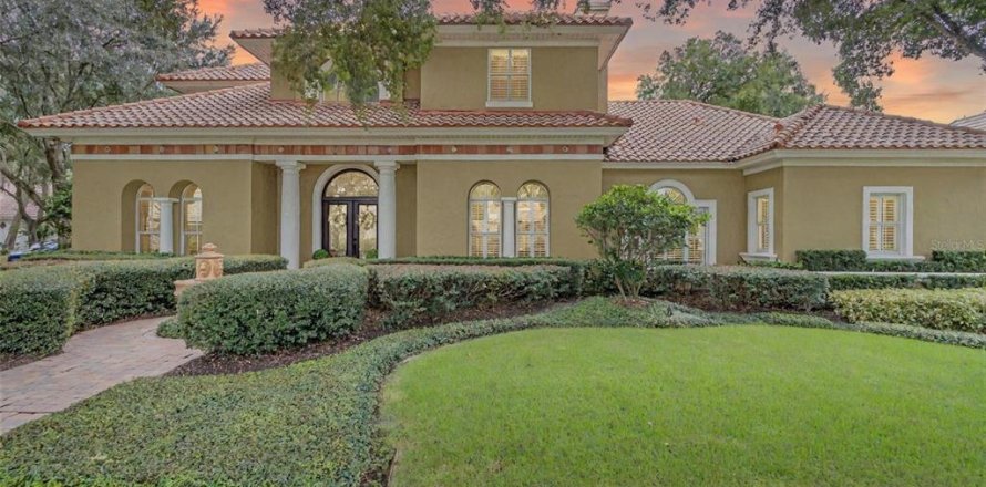 House in Maitland, Florida 5 bedrooms, 483.93 sq.m. № 1913760