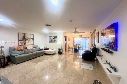 Снять в аренду виллу или дом в Санрайз, Флорида 3 спальни, 140.28м2, № 1989399 - фото 3