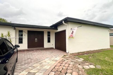 Снять в аренду виллу или дом в Санрайз, Флорида 3 спальни, 140.28м2, № 1989399 - фото 1