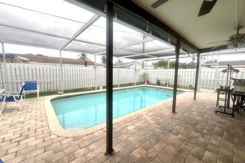 Снять в аренду виллу или дом в Санрайз, Флорида 3 спальни, 140.28м2, № 1989399 - фото 2