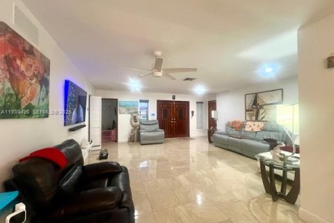Снять в аренду виллу или дом в Санрайз, Флорида 3 спальни, 140.28м2, № 1989399 - фото 4