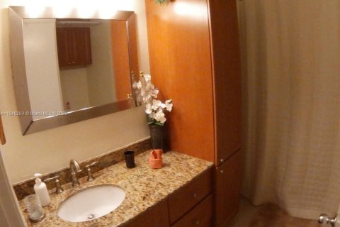 Condo in Oakland Park, Florida, 2 bedrooms  № 1828887 - photo 10