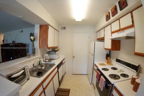 Condo in Oakland Park, Florida, 2 bedrooms  № 1828887 - photo 4