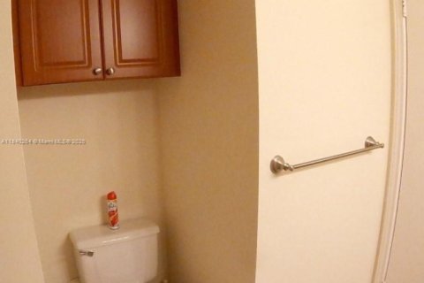 Condo in Oakland Park, Florida, 2 bedrooms  № 1828887 - photo 11