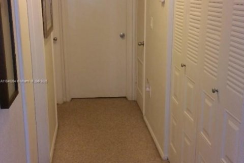 Condo in Oakland Park, Florida, 2 bedrooms  № 1828887 - photo 8