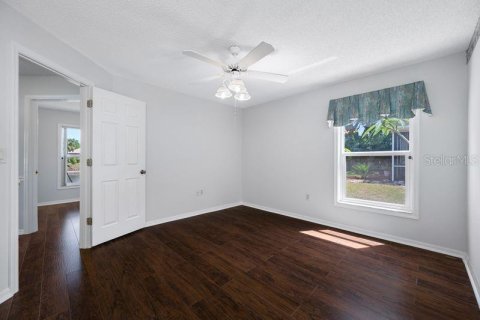 House in Sarasota, Florida 3 bedrooms, 220.55 sq.m. № 2235525 - photo 18