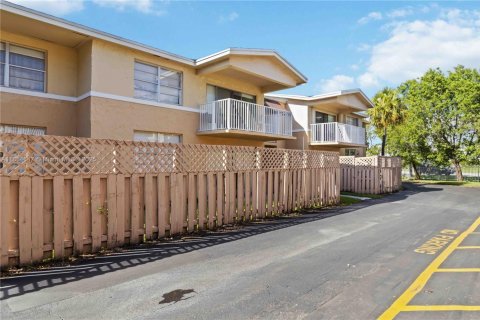 Copropriété à vendre à Doral, Floride: 2 chambres, 98.48 m2 № 1887882 - photo 1