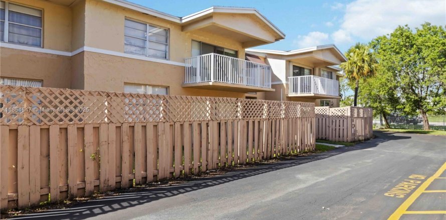 Condo in Doral, Florida, 2 bedrooms № 1887882