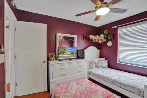 House in Plantation, Florida 4 bedrooms, 167.97 sq.m. № 2017991 - photo 18