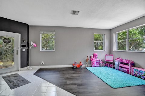 House in Plantation, Florida 4 bedrooms, 167.97 sq.m. № 2017991 - photo 5