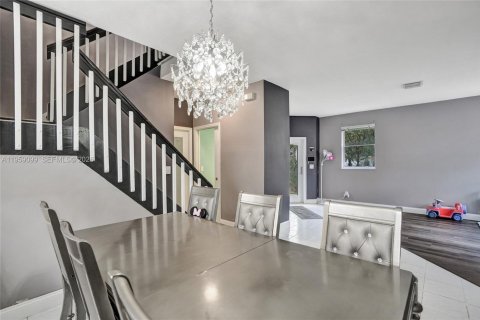 House in Plantation, Florida 4 bedrooms, 167.97 sq.m. № 2017991 - photo 6