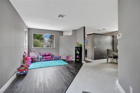 House in Plantation, Florida 4 bedrooms, 167.97 sq.m. № 2017991 - photo 4