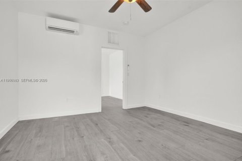 Immobilier commercial à vendre à Miami, Floride: 337.05 m2 № 2153516 - photo 11