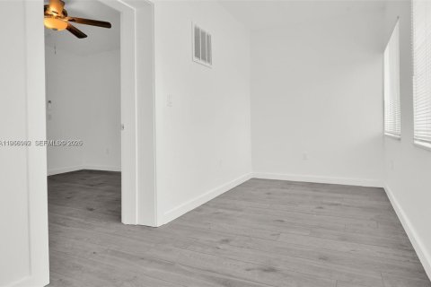 Immobilier commercial à vendre à Miami, Floride: 337.05 m2 № 2153516 - photo 5