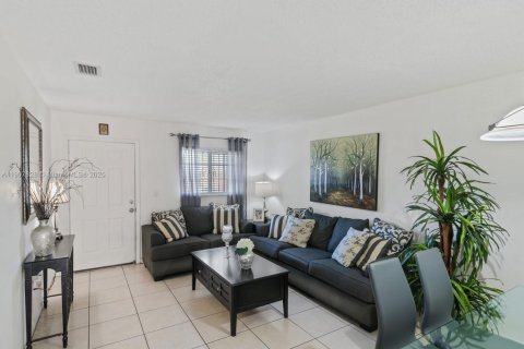 Condo in Hialeah Gardens, Florida, 2 bedrooms  № 1967015 - photo 4