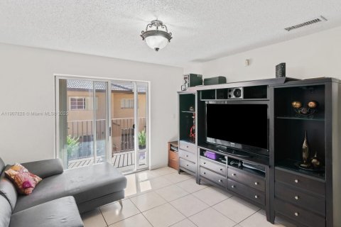 Condo in Hialeah Gardens, Florida, 2 bedrooms  № 1967015 - photo 11