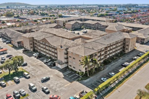 Condo in Hialeah Gardens, Florida, 2 bedrooms  № 1967015 - photo 1