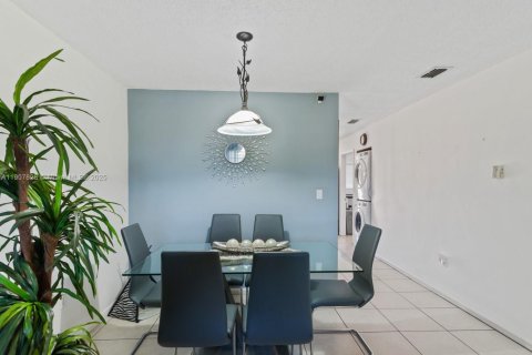 Condo in Hialeah Gardens, Florida, 2 bedrooms  № 1967015 - photo 3