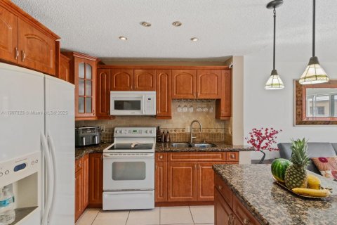 Condo in Hialeah Gardens, Florida, 2 bedrooms  № 1967015 - photo 6