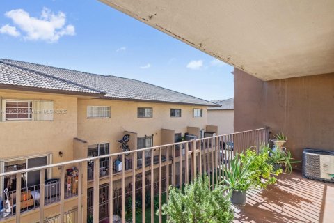 Condo in Hialeah Gardens, Florida, 2 bedrooms  № 1967015 - photo 17