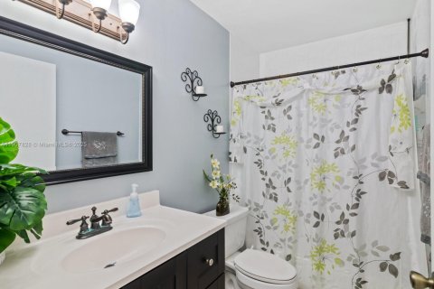 Condo in Hialeah Gardens, Florida, 2 bedrooms  № 1967015 - photo 16