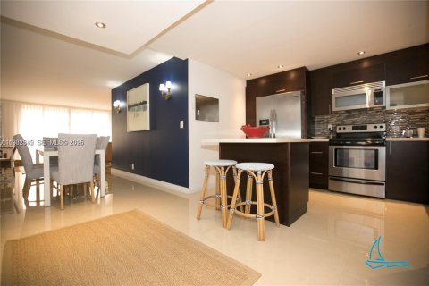 Condo in Surfside, Florida, 2 bedrooms  № 1991012 - photo 5