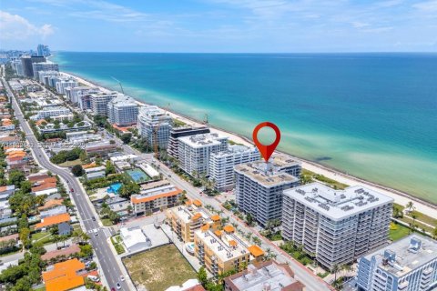 Condo in Surfside, Florida, 2 bedrooms  № 1991012 - photo 2