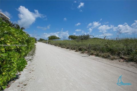 Condo in Surfside, Florida, 2 bedrooms  № 1991012 - photo 26
