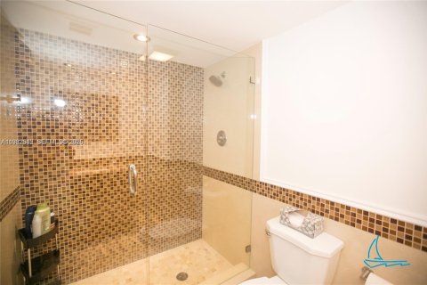 Condo in Surfside, Florida, 2 bedrooms  № 1991012 - photo 18