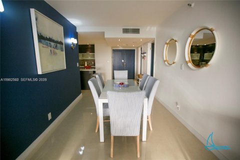 Condo in Surfside, Florida, 2 bedrooms  № 1991012 - photo 13