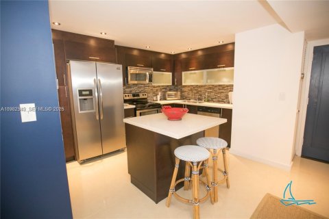 Condo in Surfside, Florida, 2 bedrooms  № 1991012 - photo 6