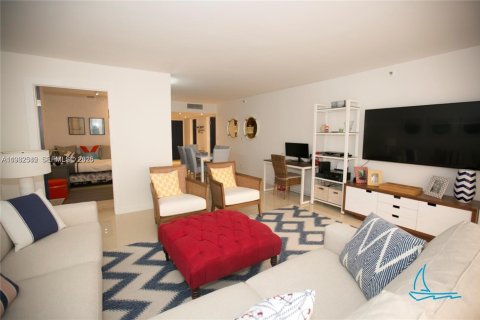 Condo in Surfside, Florida, 2 bedrooms  № 1991012 - photo 14