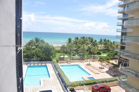 Condo in Surfside, Florida, 2 bedrooms  № 1991012 - photo 24