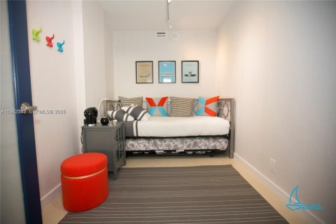 Condo in Surfside, Florida, 2 bedrooms  № 1991012 - photo 17