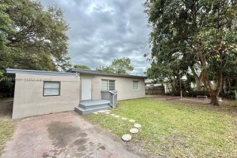 Casa en alquiler en Dania Beach, Florida, 3 dormitorios, 100.24 m2 № 2011493 - foto 2