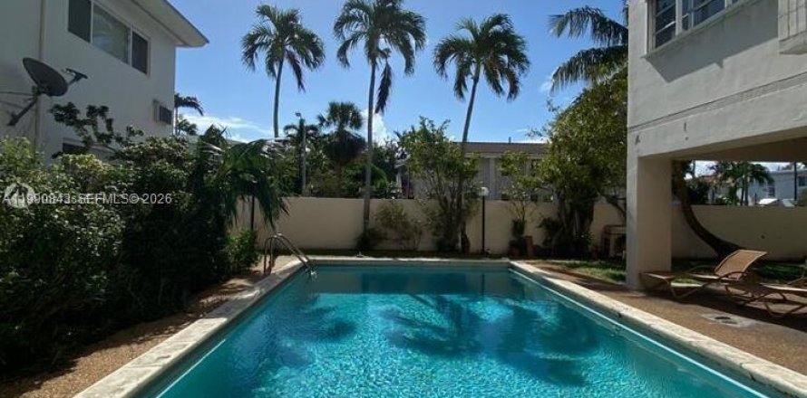 Кондоминиум с 2 спальнями в Майами-Бич, Флорида № 2058031