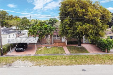 House in Hialeah, Florida 5 bedrooms, 137.12 sq.m. № 2006338 - photo 2