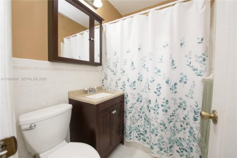 House in Hialeah, Florida 5 bedrooms, 137.12 sq.m. № 2006338 - photo 13