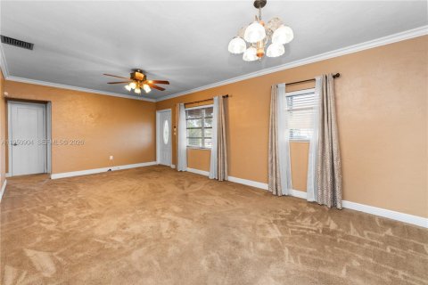 House in Hialeah, Florida 5 bedrooms, 137.12 sq.m. № 2006338 - photo 6