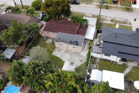 House in Hialeah, Florida 5 bedrooms, 137.12 sq.m. № 2006338 - photo 22