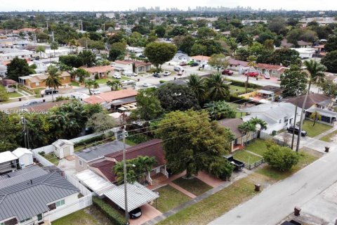 House in Hialeah, Florida 5 bedrooms, 137.12 sq.m. № 2006338 - photo 23