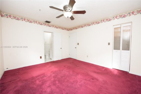 House in Hialeah, Florida 5 bedrooms, 137.12 sq.m. № 2006338 - photo 8