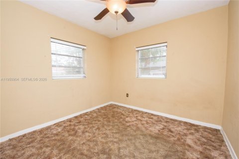 House in Hialeah, Florida 5 bedrooms, 137.12 sq.m. № 2006338 - photo 9