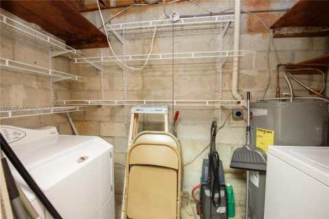 House in Hialeah, Florida 5 bedrooms, 137.12 sq.m. № 2006338 - photo 20