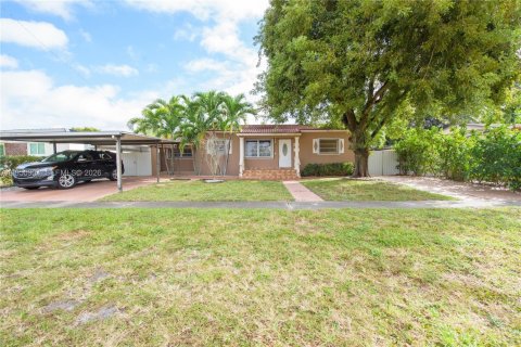 House in Hialeah, Florida 5 bedrooms, 137.12 sq.m. № 2006338