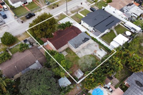 House in Hialeah, Florida 5 bedrooms, 137.12 sq.m. № 2006338 - photo 21