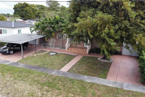 House in Hialeah, Florida 5 bedrooms, 137.12 sq.m. № 2006338 - photo 3