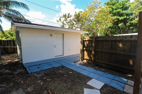 House in Miami, Florida 3 bedrooms, 142.05 sq.m. № 1705925 - photo 9